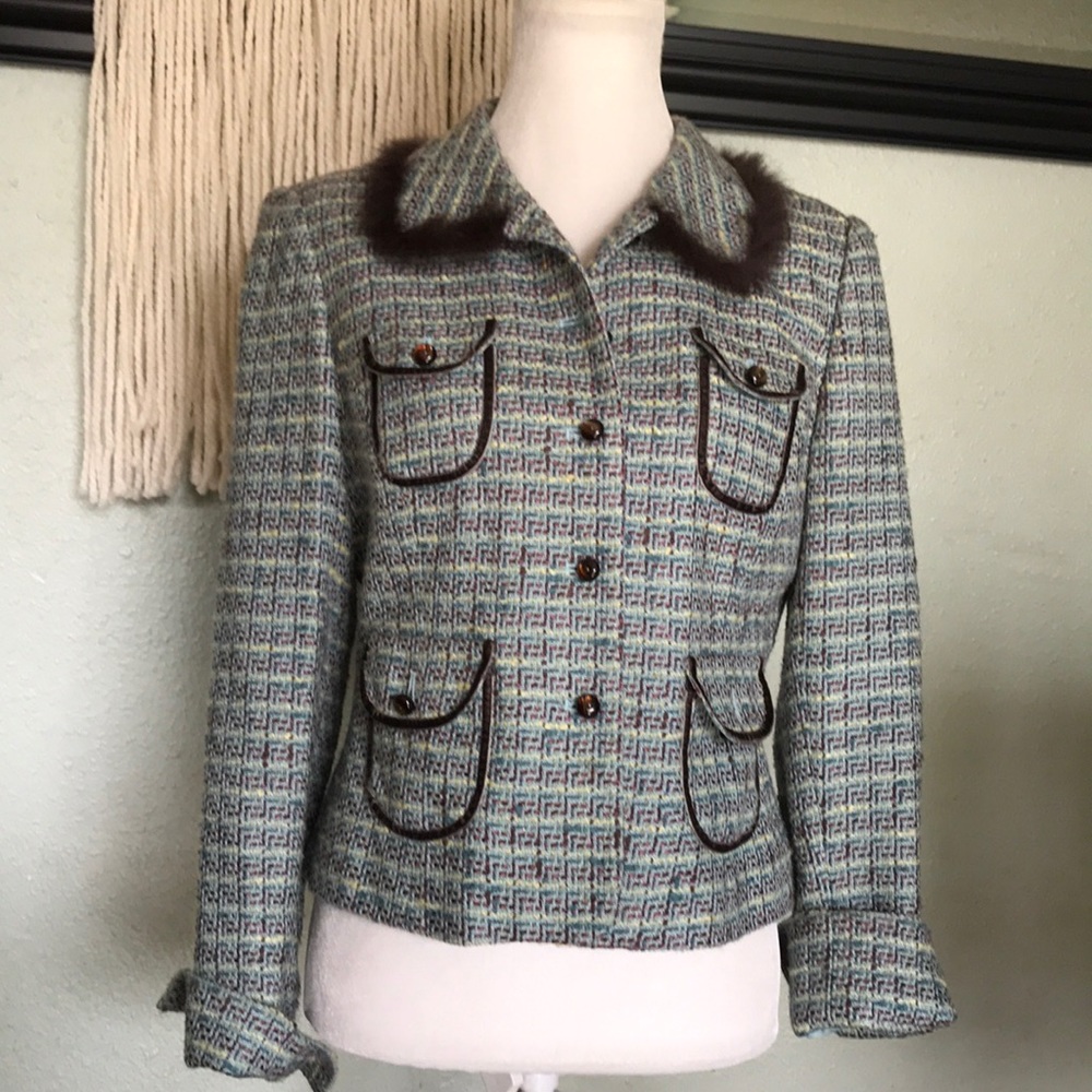 Tapemeasure tweed fur trim button up